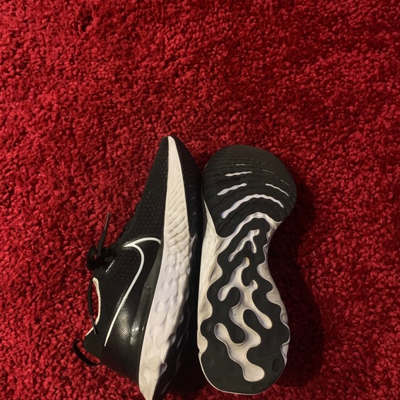 Nike running shoes - Picture 2 of 4